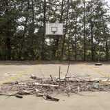 ...e in quello da basket resta lo scheletro arrugginito del canestro